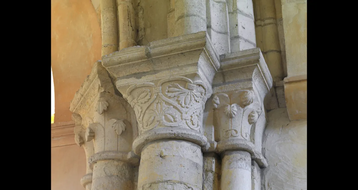 D’autres chapiteaux du clocher offrent un décor de rinceaux à ligatures, motif que l’on retrouve dans d’autres édifices du XIIe siècle tels que Saint-Germain-des-Prés ou Saint-Martin-des-Champs à Paris. 