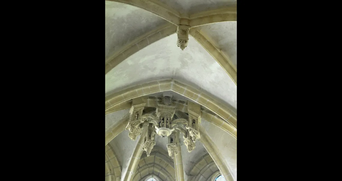 La clé de voûte de l’abside constitue le chef d’œuvre du chœur flamboyant. Deux petits personnages (Adam et Eve ?) y sont représentés dans une niche.