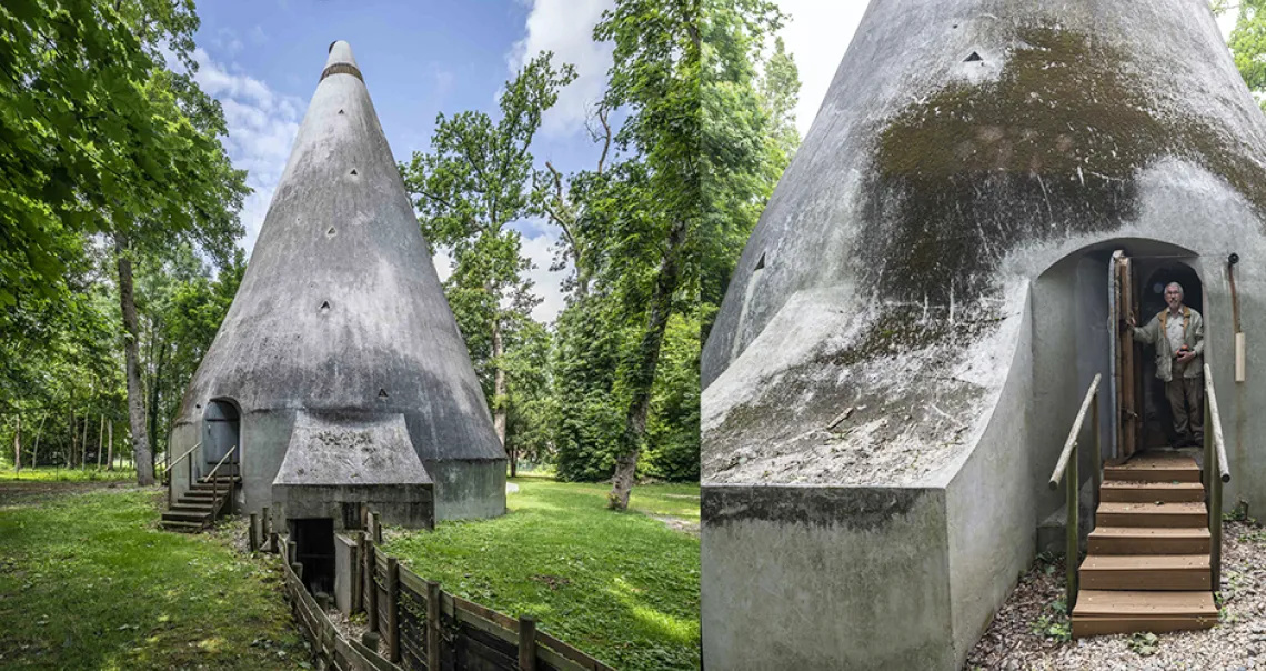 A droite, François Daveau à la porte du cône : la fermeture automatique s’effectue grâce à un câble sur poulie entraînée par un contrepoids. À gauche, le cône et sa tranchée d’accès aménagée par F. Daveau : creusée sur une quinzaine de mètres, en zig-zag pour parer les éclats de bombe, elle conduit à l’entrée Est du sous-sol et permet au personnel de s’engouffrer dans l’abri. 
