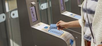 Personne passant son Pass Navigo