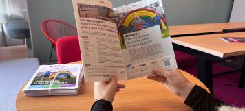 Personne lisant le magazine de la Région IDF