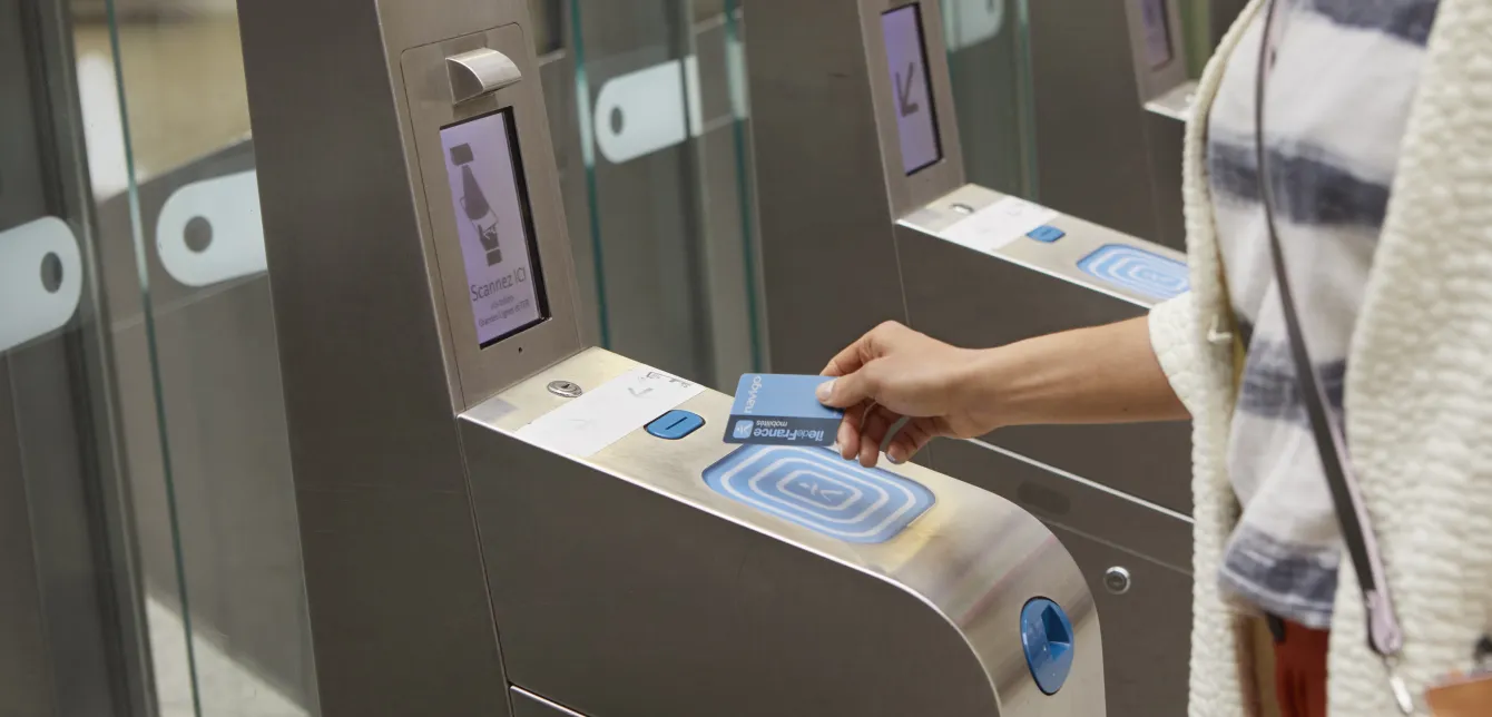 Personne passant son Pass Navigo