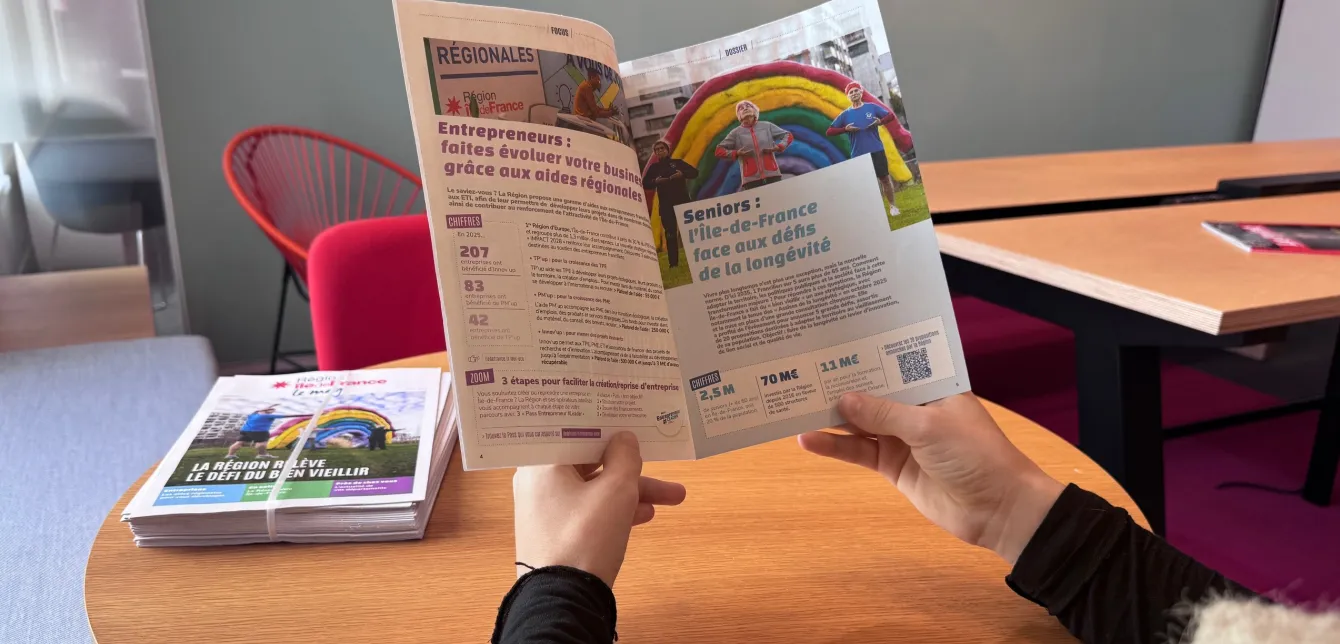 Personne lisant le magazine de la Région IDF