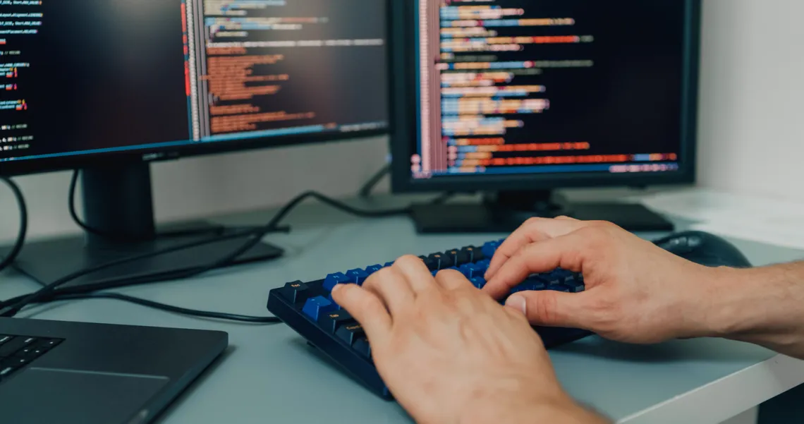 Personne en train de coder